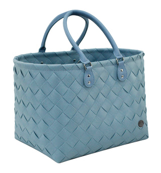 Die Witzgall Shopper Beach Bag 5600 ist eine blaue gewebte Tragetasche mit zwei Griffen und einem kleinen Metalllogo, ideal als schicker Shopper oder vielseitiger Eisbeutel für die wichtigsten Dinge des täglichen Bedarfs.