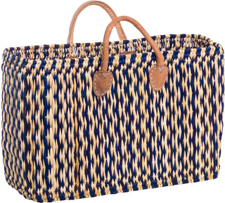 Die Witzgall Korbtasche 4019/60 Blau ist eine gewebte Tasche mit blauem und beigem Muster und zwei braunen Ledergriffen, ideal für Strandausflüge oder den gelegentlichen Einkauf.