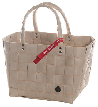 Der Witzgall Einkaufsshopper Mini 5008-01/0U natur ist ein beige geflochtener Einkaufskorb mit zwei Tragegriffen und einem kleinen roten Etikett. Perfekt für den täglichen Gebrauch, verbindet dieser stylische Shopper Funktionalität mit zeitlosem Design.