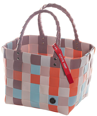 Der Witzgall Einkaufsshopper Mini 5008-31 bunt ist ein farbenfroher geflochtener Korb, ideal zum Einkaufen, mit einem roten Etikett an einem Griff und Pastelltönen in Rosa, Orange und Blau.