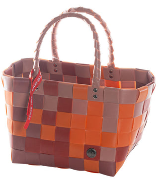Der Witzgall Einkaufsshopper Mini 5008-33 in rot/orange ist eine geflochtene Handtasche im Korbstil mit zwei Henkeln und rundem Emblem, präsentiert sich in sorgfältiger Verarbeitung in Orange und Braun und erinnert an traditionelle Designs.