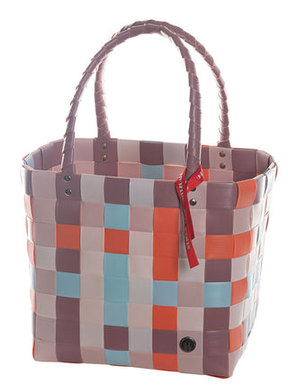 Der Witzgall Shopper 5009-31 bunt ist eine stylische Tragetasche aus handgewebten Kunststoffbändern in rosa, roten, blauen und grauen Quadraten. Er verfügt über zwei Tragegriffe und ein kleines rotes Etikett, ideal für den täglichen Gebrauch.