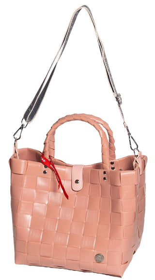 Der Witzgall Shopper Limone 5019-26/0U Tomato aus strapazierfähigen Kunststoffbändern verfügt über einen langen Schultergurt und ein markantes rotes Etikett und verkörpert den schicken Stil der Tasche Limone-Kollektion von Witzgall.