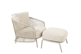 Der 4Seasons Living Sessel Puccini Latte ist ein geflochtener beigefarbener Loungesessel mit passendem Ottoman, gepolstertem Sitz und Rückenlehne auf einem Metallrahmen im Rope-Geflecht-Stil, perfekt für den Außenbereich. Ideal für alle, die modernes Design schätzen und ihr Terrassenerlebnis verbessern möchten.