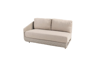 Das Zeo Living 4Seasons Lounge-Set Casanova Rope Latte besteht aus einem beigefarbenen gepolsterten Sofa mit wetterfesten Kissen, die in ein Seilmuster eingewebt sind, und einer linken Armlehne, alles vor einem schlichten weißen Hintergrund.