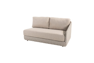 Das Zeo Living 4Seasons Lounge-Set Casanova Rope Latte besteht aus einem beigefarbenen gewebten Sofa mit Seil-Muster und zwei wetterfesten Kissen, abgebildet auf einem weißen Hintergrund.