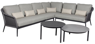 Dieses schicke DeVries Modular Lounge-Set Lanzarote Rope grau umfasst ein graues L-förmiges Outdoor-Sofa mit beigem Sitzkissen und wird durch zwei runde Couchtische, einen schwarzen und einen grauen, ergänzt.