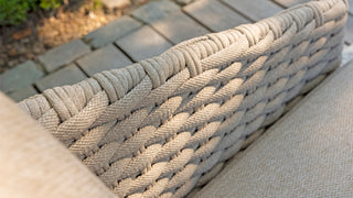 Nahaufnahme einer geflochtenen Stuhllehne aus beigem Seil vom 4Seasons Lounge-Set Casanova Rope Latte von Zeo Living, aufgestellt auf einer Steinterrasse für einen eleganten Look.