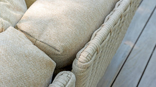 Nahaufnahme eines beigen 4Seasons Lounge-Sets Casanova Rope Latte von Zeo Living, das das Seilmuster-Design mit strukturierten Kissen auf einem Holzboden zeigt.