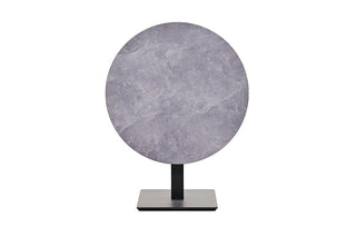 Der Best Tisch Cervia Ø90cm HPL/Alu verfügt über eine kreisförmige graue Schieferstruktur auf einem schwarzen quadratischen Standfuß und zeigt ein elegantes HPL-Design.