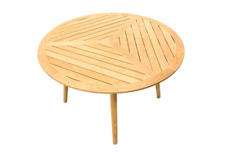 Der Cane-Line Gartentisch Delfine Ø120cm ist ein runder Holztisch aus Teakholz mit diagonalem Lattenmuster und vier Beinen, ideal für jede Außenbereich-Einrichtung.