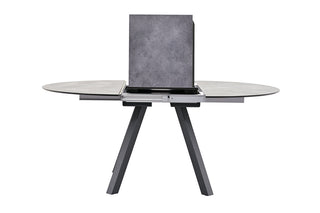 Der Kettler Ausziehtisch 120/170x120cm verfügt über ein rundes ausziehbares Design, eine graue steinähnliche HPL-Tischplatte und einen schwarz pulverbeschichteten Aluminiumrahmen, teilweise ausgezogen abgebildet.