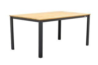 Der KETTLER Line Gartentisch von Kettler verfügt über eine helle Teakholzplatte und ein elegantes schwarzes Aluminium-Gestell, ideal für Mahlzeiten im Freien.