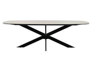 Der Lesli Living Dining-Tisch von Zeo Living verfügt über eine ovale Keramik-Tischplatte und einen schwarzen X-Fuß-Unterbau vor einem schlichten weißen Hintergrund.