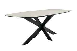 Der Esstisch Lesli (240 x 100 cm) von Zeo Living verfügt über eine helle Keramikplatte und kräftige, schwarze, X-förmige Aluminiumbeine und verbindet nahtlos Stil und Funktionalität.