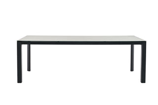 Der Gartentisch Mojito von Lesli Living verfügt über einen eleganten pulverbeschichteten Aluminiumrahmen und eine makellos weiße Tischplatte aus Glaskeramik, perfekt für eine elegante Außenumgebung.