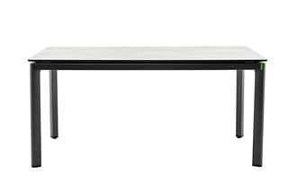 Der MWH Esstisch Outdoor 160x90 verfügt über ein modernes rechteckiges Design mit einer hellen HPL-Tischplatte und eleganten dunklen Aluminiumbeinen.
