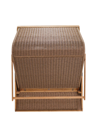 Eine Rückansicht des DeVries Strandkorb Pure Madura XXL tw. hyazinth D.474 zeigt einen braunen Weidenkorb mit einem Rahmen aus Teakholz.