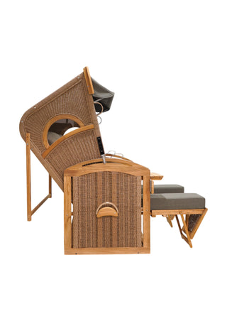 Der DeVries Strandkorb Pure Madura XXL tw. hyazinth D.474 Strandstuhl mit Liegefunktion verfügt über Fußstützen und einen Baldachin mit exquisitem zweifarbigem Geflecht, das der Seitenansicht einen Hauch von Eleganz verleiht.