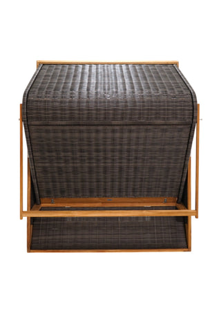Der DeVries Strandkorb Pure Seaside XXL von Zeo Living ist ein Weidenkorb mit Holzrahmen aus wetterbeständigem PE-Geflecht und gewölbtem Deckel auf weißem Grund.