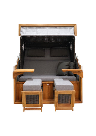 Der DeVries Strandkorb Pure Seaside XXL steingrau D.466 von Zeo Living ist ein Teakholz-Strandkorb mit grauen Kissen, ausziehbarem Baldachin, Holzarmlehnen, zwei Fußstützen und witterungsbeständigem PE-Geflecht für Witterungsbeständigkeit.
