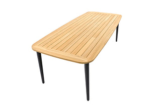 Der SOLPURI Gartentisch Charlie 230x100 Alu/Teak von Solpuri ist ein rechteckiger Tisch mit Holzlatten und schwarzen zylindrischen Beinen. Die elegante und langlebige Verarbeitung aus Teakholz und die glatten Aluminiumakzente machen ihn zu einer stilvollen Ergänzung für den Außenbereich.