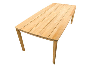 Der SOLPURI Tisch Lodge 220 x 100 cm Teak von Solpuri verfügt über eine elegante Tischplatte aus Teakholz-Lamellen und vier stabile Beine und ist vor einem strahlend weißen Hintergrund die perfekte Ergänzung für Ihre Outdoor-Möbelsammlung.