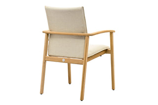 Der Suns Esszimmerstuhl Florine von Best verfügt über eine hellbeige gepolsterte Sitzfläche und Rückenlehne und ein elegantes Teakholz-Gestell (siehe Rückseite).