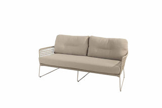 Das 4Seasons Lounge-Set Albano latte 3tlg. ist ein beiges Outdoor-Sofa mit Seil-Design, Drahtarmlehnen und Kissen auf einem minimalistischen Metallrahmen. Dieses wetterbeständige und stilvolle Stück ist perfekt für jede Terrasse.