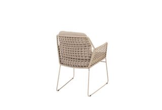 Rückansicht des 4Seasons Dining-Sessel Albano Latte Chair mit dünnen Metallbeinen und gepolsterter Sitz- und Rückenlehne im Rope-Design, auf weißem Hintergrund.