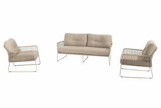 Das 4Seasons Lounge-Set Albano latte 3-tlg. besteht aus einem beigefarbenen gepolsterten Zweiersofa und zwei passenden Stühlen auf Metallrahmen und wertet mit seinem eleganten Seil-Design jeden Raum auf.