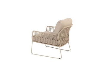 Das 4Seasons Lounge-Set Albano latte 3tlg. besteht aus einem Sessel im stylischen Seil-Design mit beigen Kissen und Metallbeinen und bietet in der Seitenansicht wetterbeständige Entspannung.