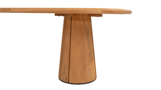 Der 4Seasons Tisch Capri mit den Maßen 240 x 110 cm verfügt über eine ovale Tischplatte aus Teakholz und einen stabilen konischen Säulenfuß, abgebildet vor einem weißen Hintergrund.