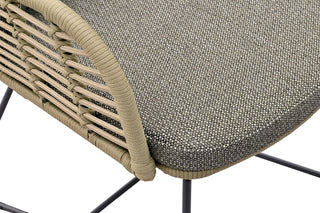 Nahaufnahme des Zeo Living Esszimmerstuhls Pescara Alu/Rope Khaki, mit Sitzfläche aus Rope-Geflecht und Metallbeinen. Dieser Stuhl von Zeo Living zeigt raffiniertes Design und Handwerkskunst, ist ideal für den Outdoorbereich und verbindet nahtlos Stil mit Funktionalität.